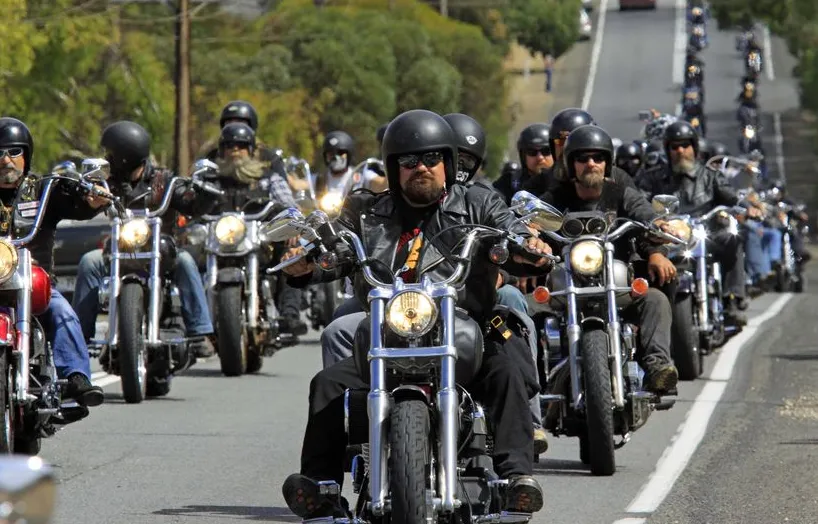 moteros en sus motos
